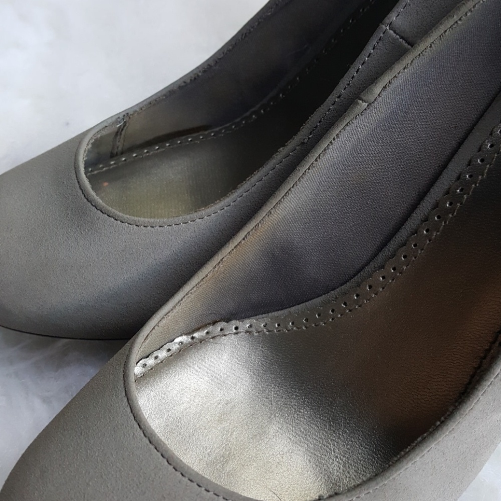 Gray pumps - Picture 7 of 8
